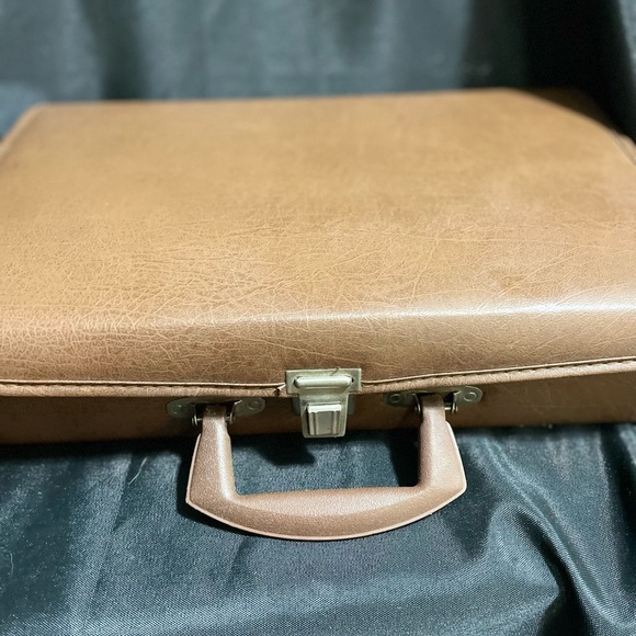 Cassette Case Storage Briefcase  Hold 30 Tapes Faux Brown Leather Vintage - Picture 9 of 13